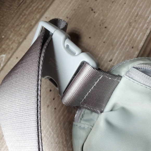 lululemon athletica everywhere belt bag silver drop one size guc - Picture 15 of 16